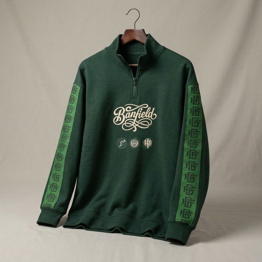 Packshot de una sudadera half-zip en percha