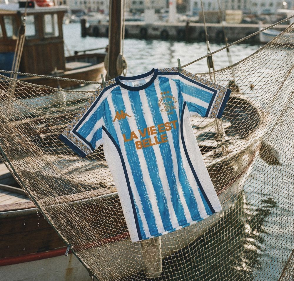 Foto de producto con IA: camiseta en una barca de pesca