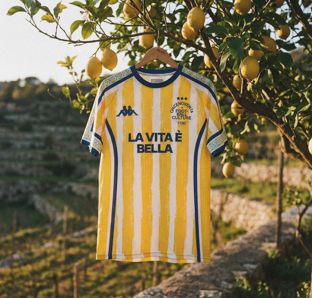 Foto de producto con IA: camiseta colgada de un limonero