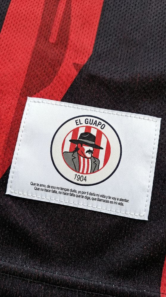 Detalle de etiqueta tejida en una camiseta de fútbol