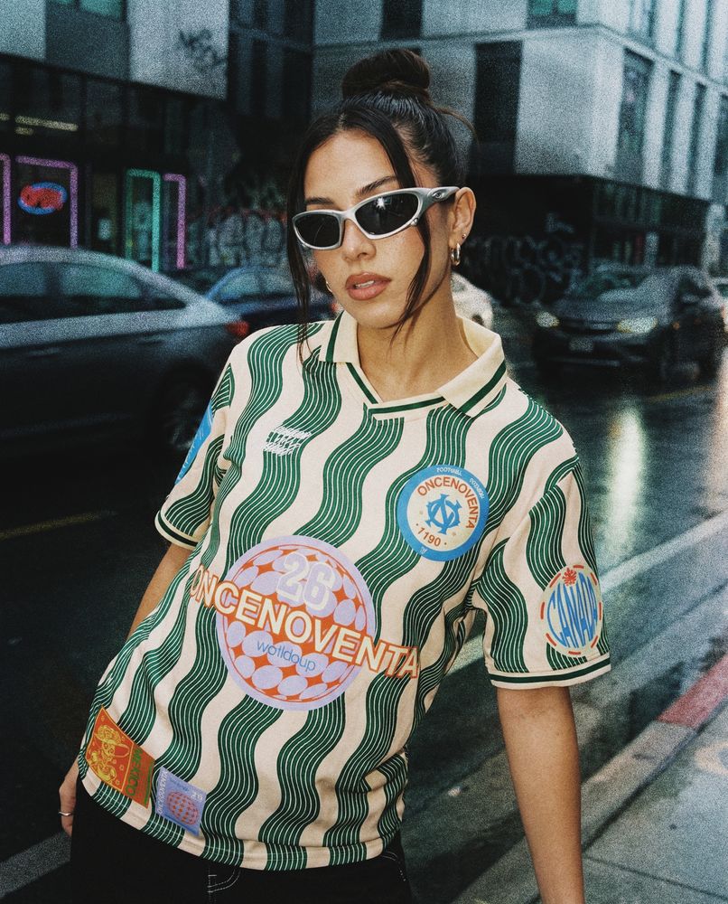 Camiseta en modelo virtual de noche en una calle mojada