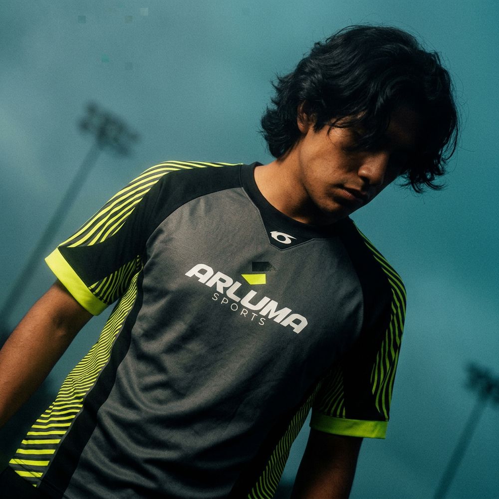 Equipación deportiva en modelo virtual con luz de estadio