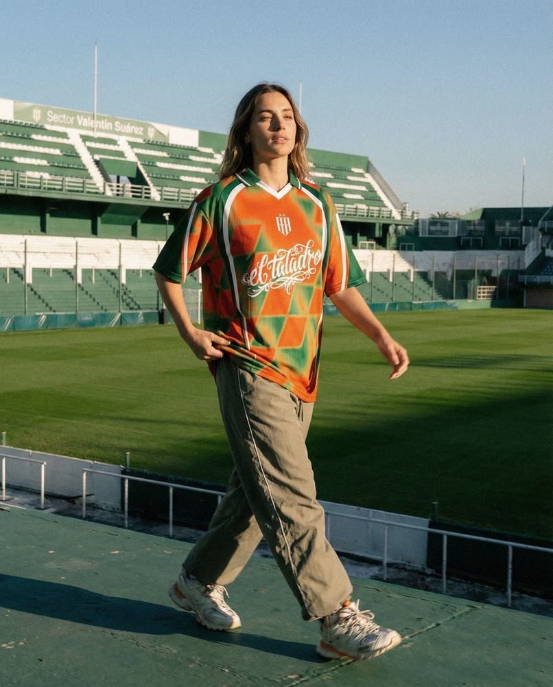Lookbook con IA en la grada de un estadio
