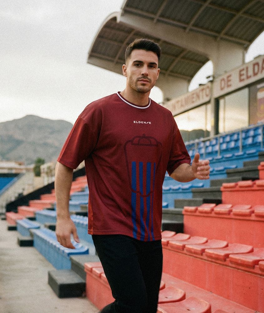 Modelo virtual con camiseta en la grada de un estadio