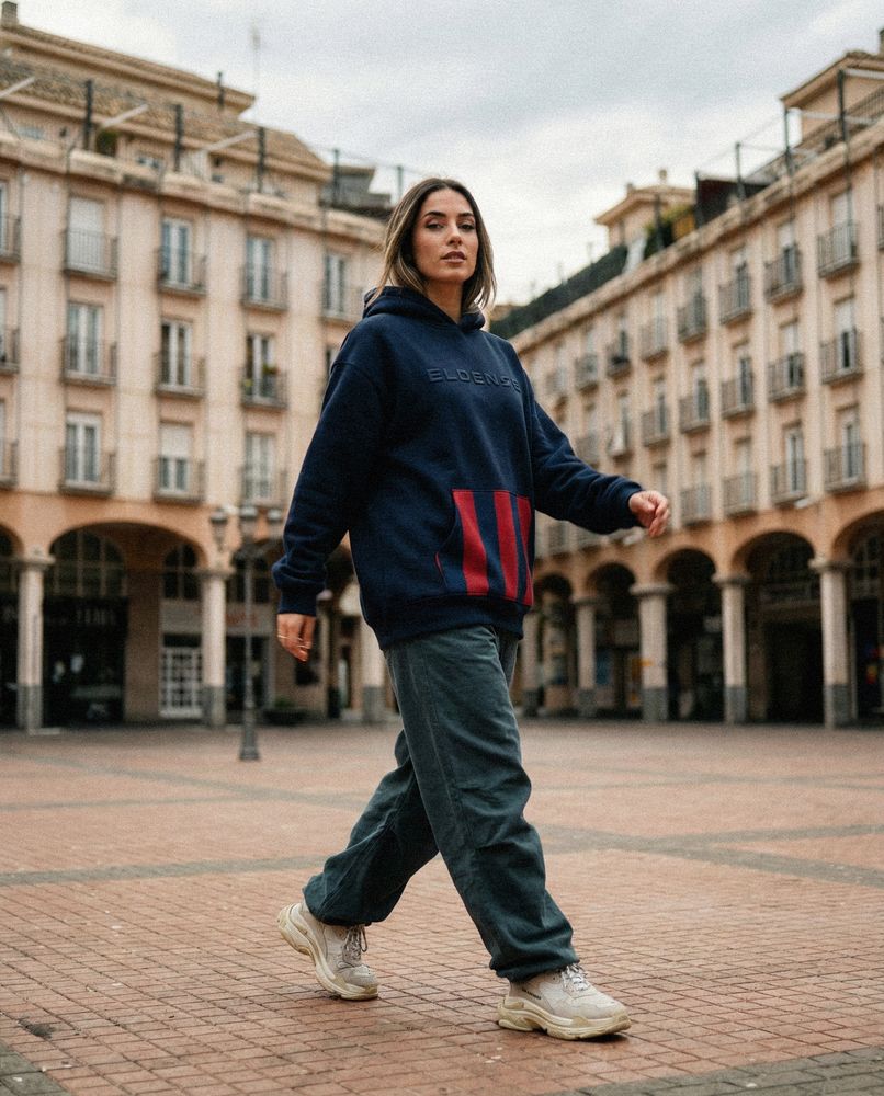 Lookbook con IA en una plaza porticada