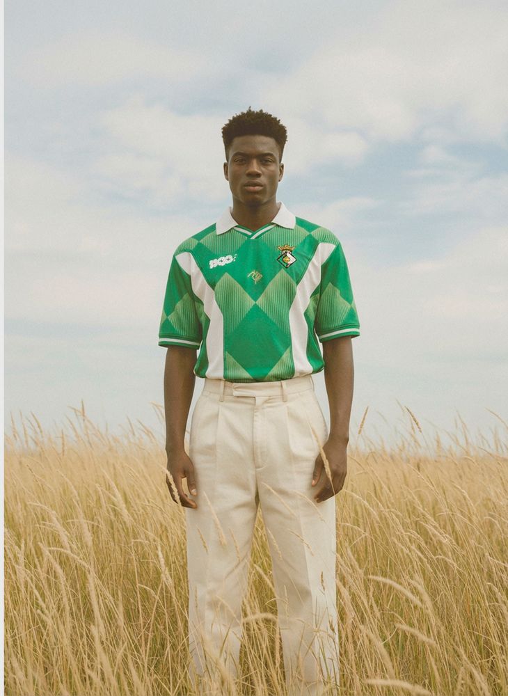 Modelo virtual con camiseta verde en un campo de trigo