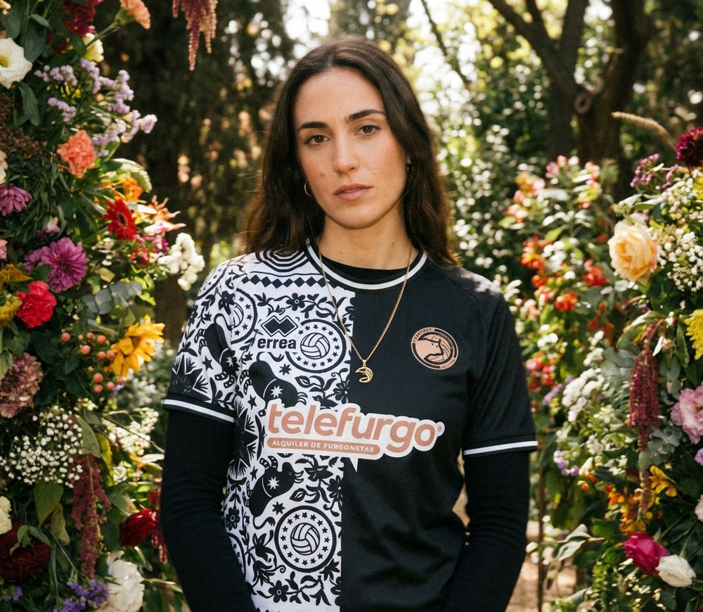 Retrato con IA de una modelo con camiseta rodeada de flores